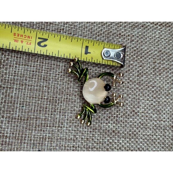 Lil' Green Froggy Brooch, Frog Pin, Jumping Frog - Picture 6 of 6